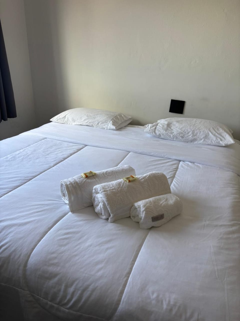 Bed, Bedroom, towels