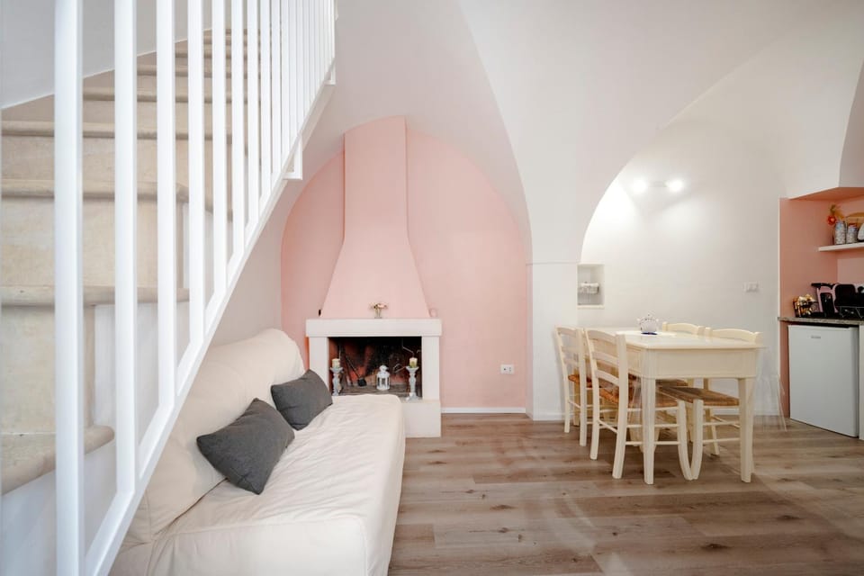 Kitchen or kitchenette, Living room, Seating area, Dining area, stove