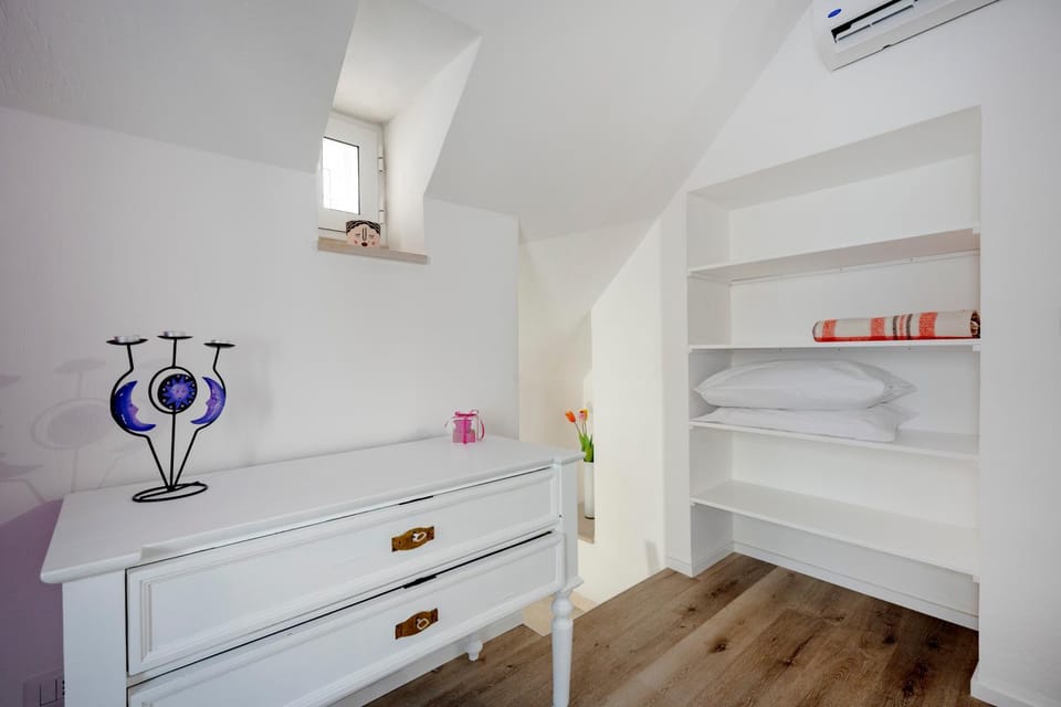 Bed, Kitchen or kitchenette, Photo of the whole room, Bedroom, towels, wardrobe