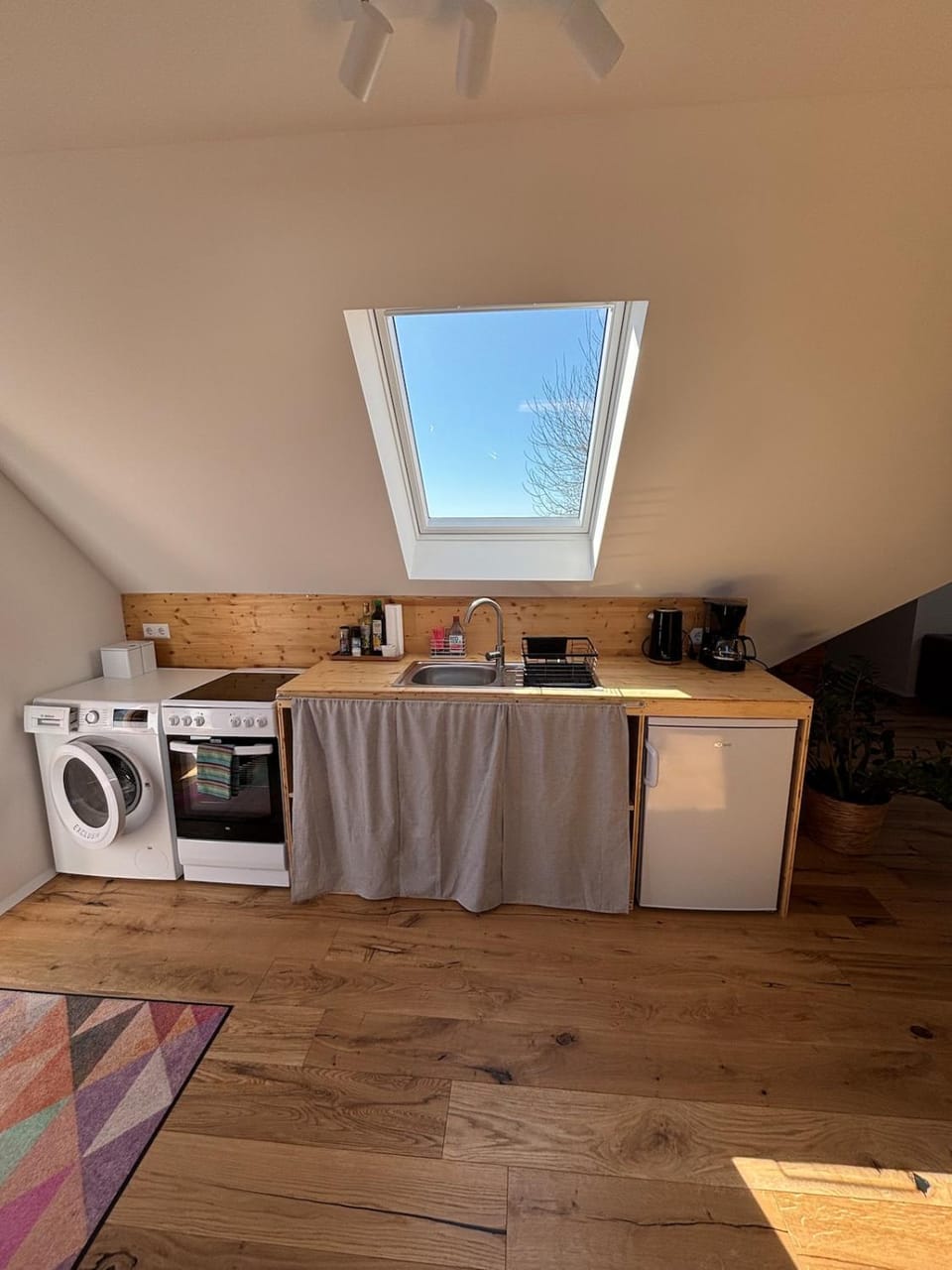 Kitchen or kitchenette, stove, washing machine