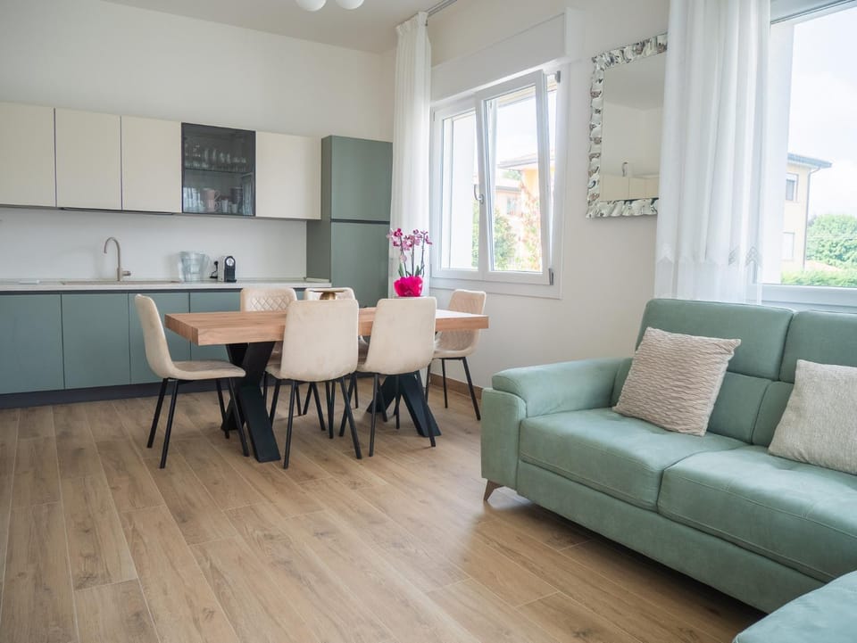 Coffee/tea facilities, Kitchen or kitchenette, Living room, Seating area, Dining area, stove