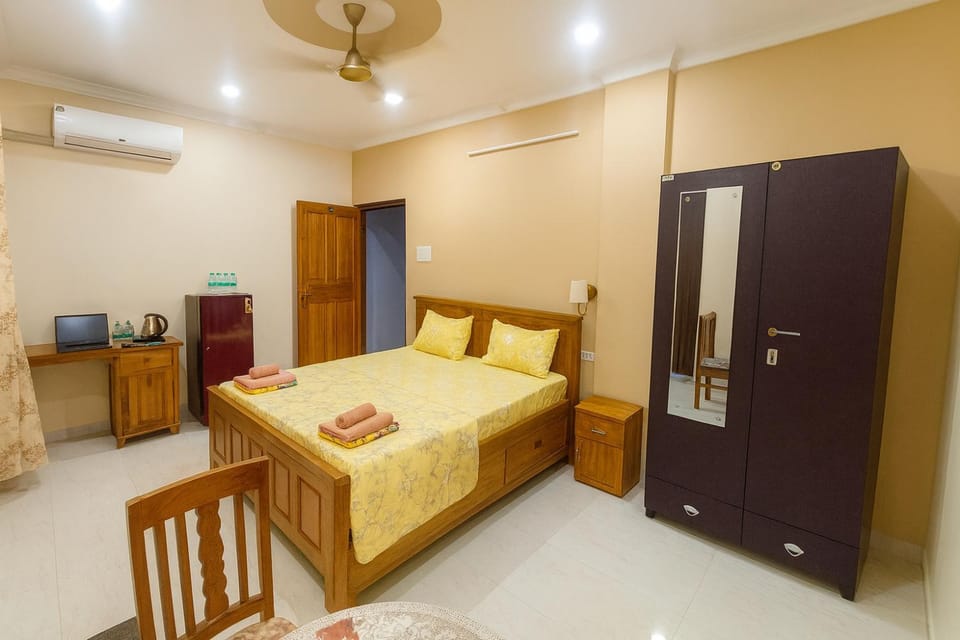 Bed, Bedroom, room service