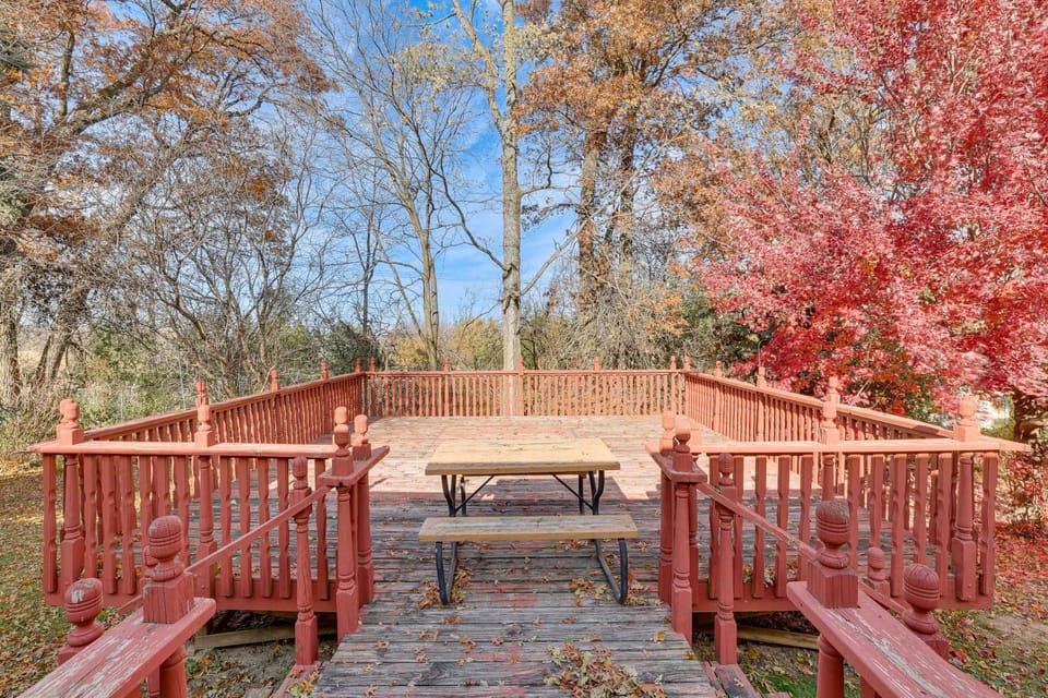 8 Mi to Dtwn Rochester: Peaceful Home w/ Deck! House in Rochester