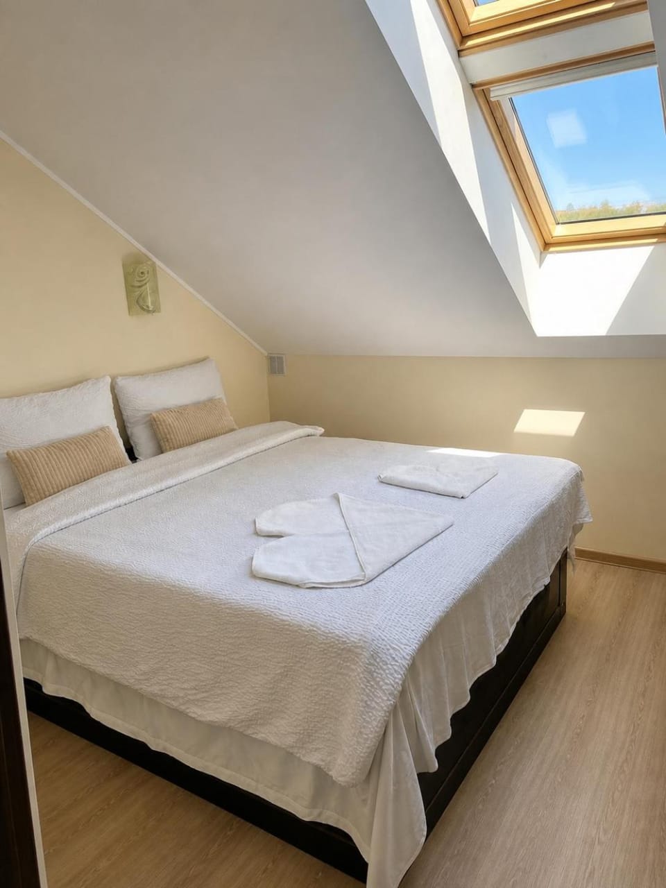 Bed, Bedroom, towels