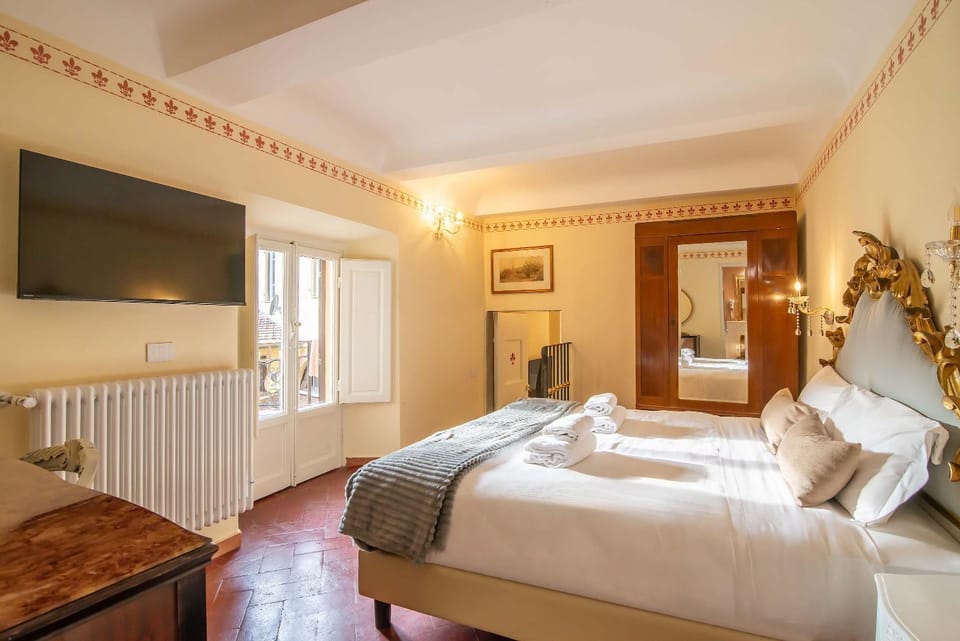 Bed, TV and multimedia, Bedroom