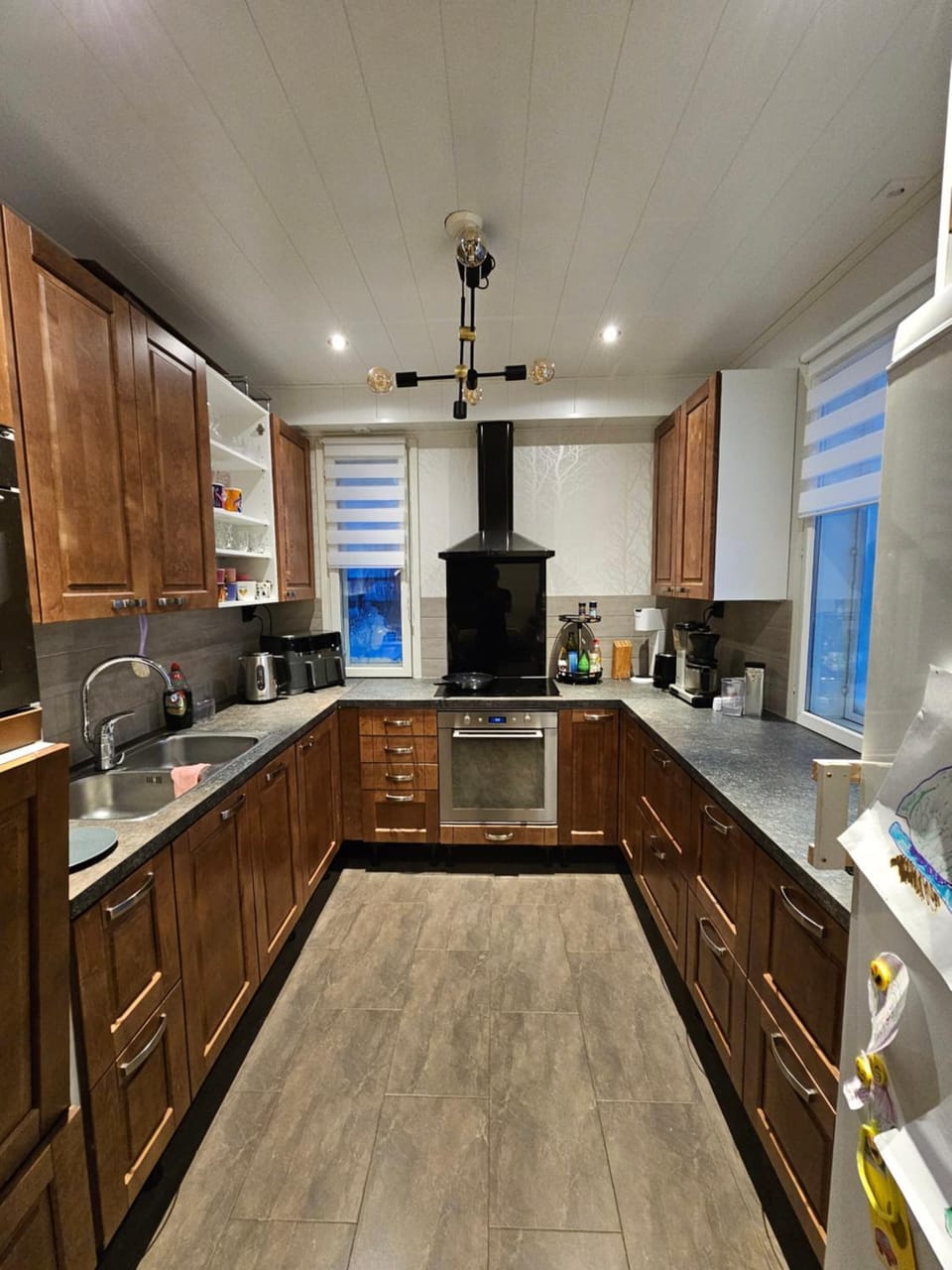 Kitchen or kitchenette, dishwasher, oven