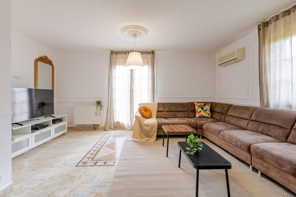 - New - Spacious, Quiet, Parking, Clim House in Grand Est