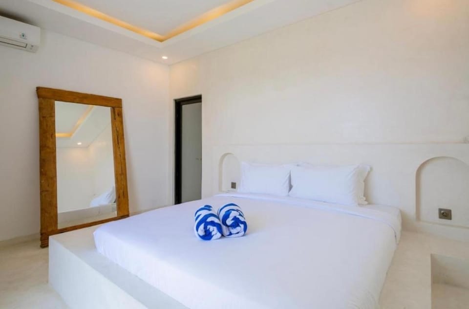 Sunset room in a shared 4 bedroom villa Vacation rental in North Kuta