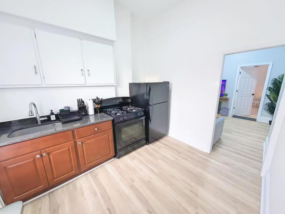 PATHside 1BR Quick Access to NYC Apartment in Hoboken