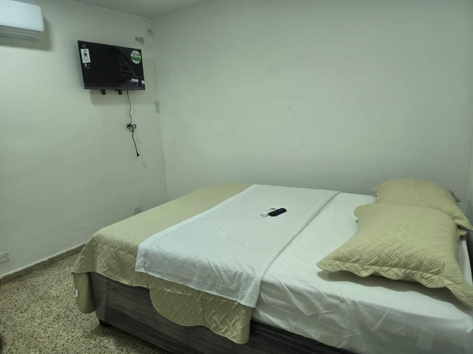 Bed, TV and multimedia, Photo of the whole room, air conditioner