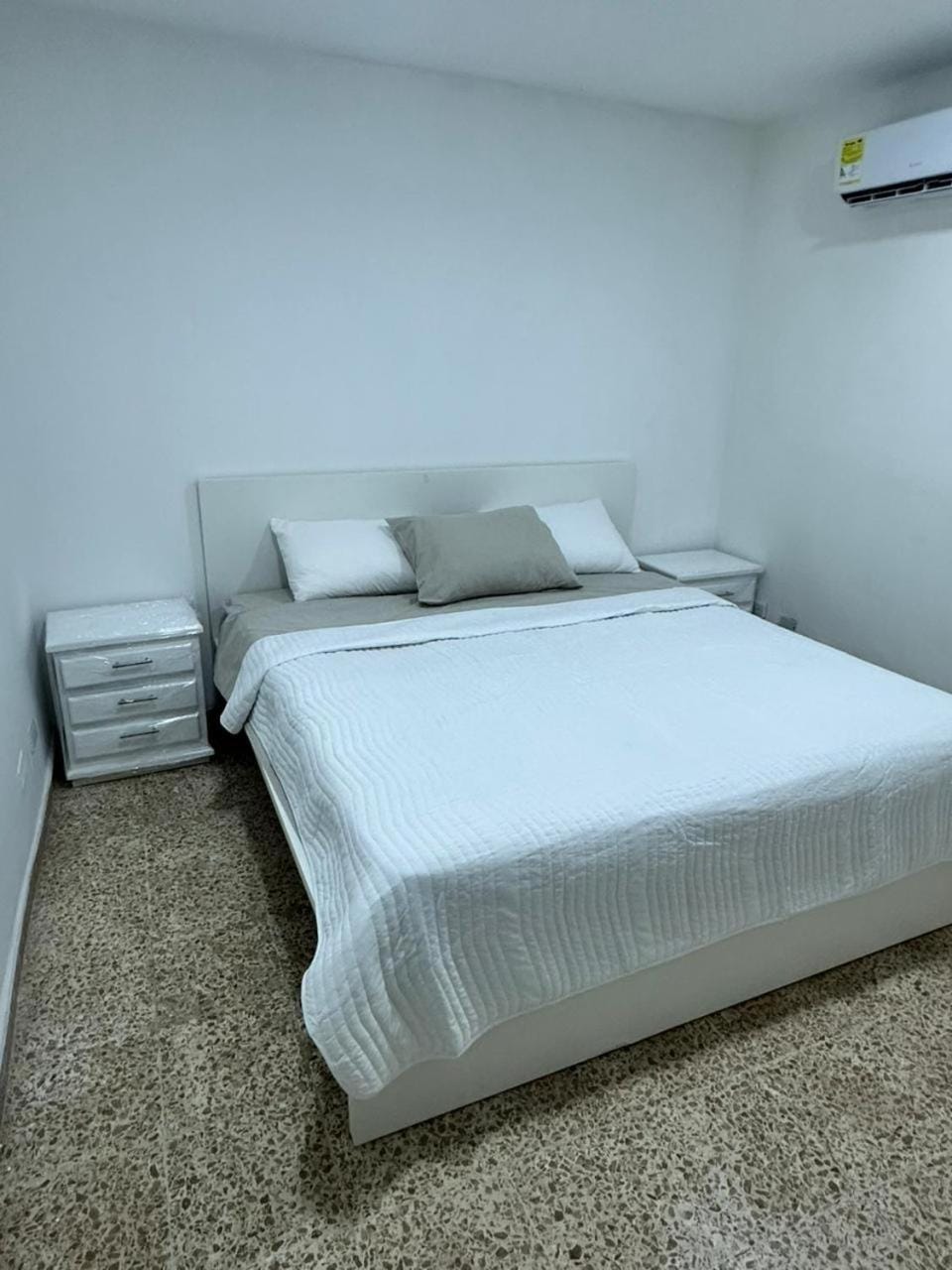 Bed, Photo of the whole room, Bedroom, air conditioner