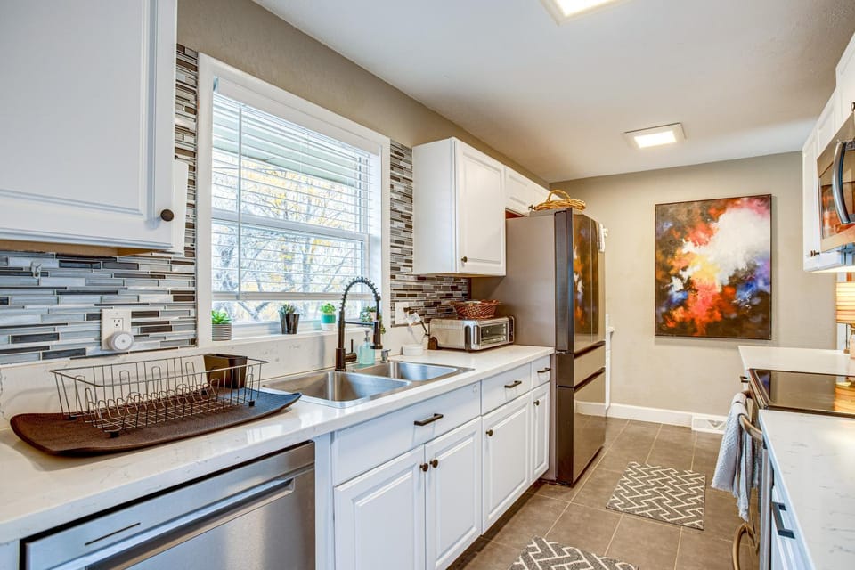 Easy I-25 Access! Vibrant North Denver Home House in Thornton
