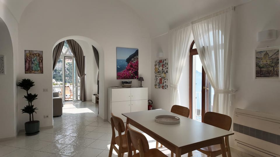 Photo of the whole room, Dining area