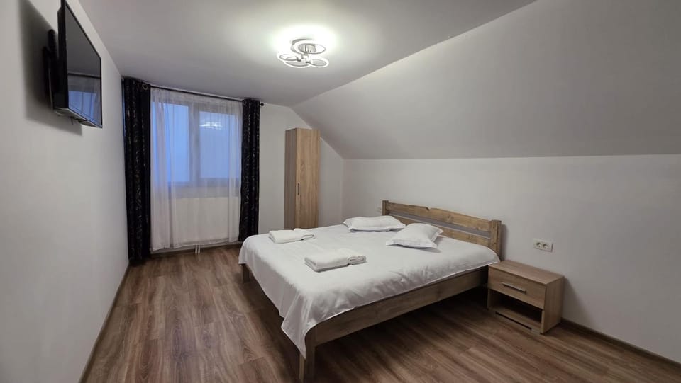 Bed, TV and multimedia, Photo of the whole room, Bedroom, towels