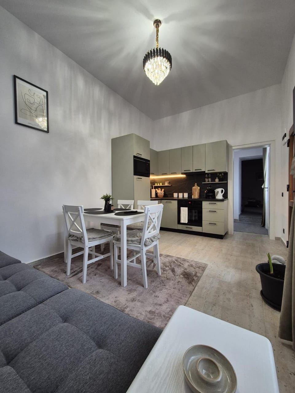 Property building, Kitchen or kitchenette, Living room, Seating area, Dining area, minibar, oven, stove