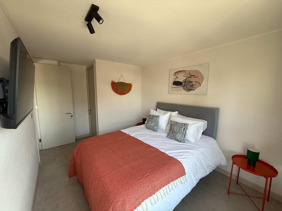 Cozy 2BR Escape for Three in Vibrant Nunoa Apartment in Santiago