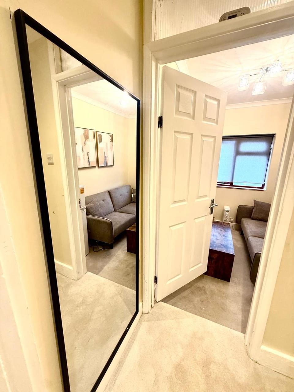 Luxurious Bedroom and Living room in a House Vacation rental in Romford