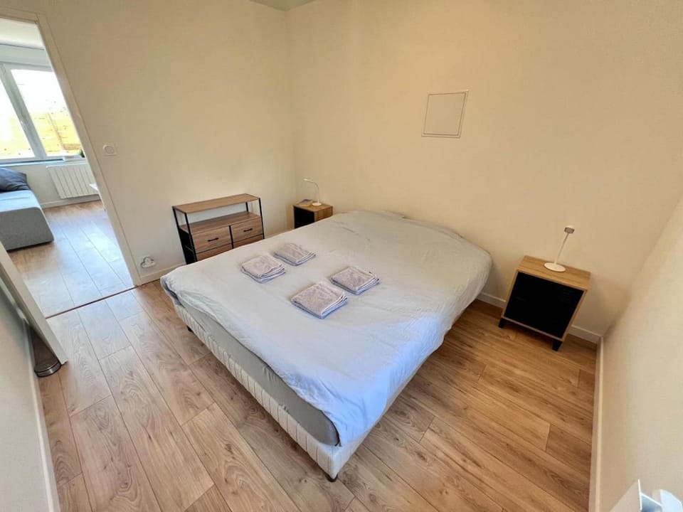 Bed, Photo of the whole room, Bedroom, towels