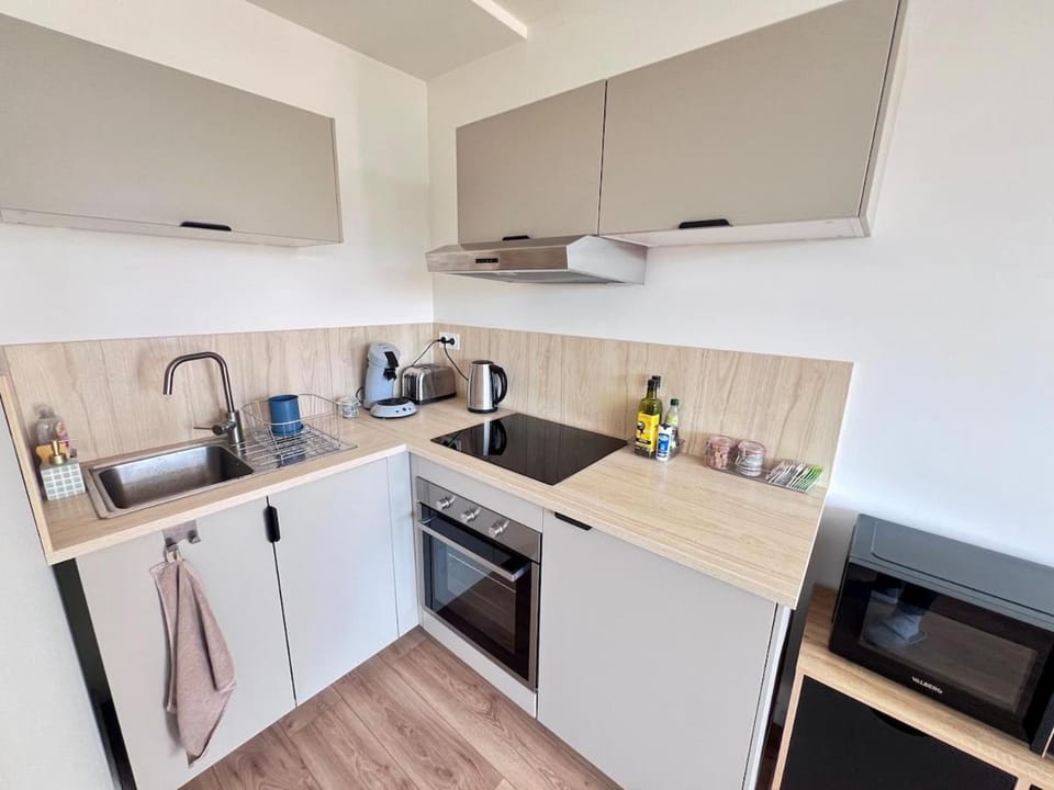 Coffee/tea facilities, Kitchen or kitchenette, microwave, oven, stove, toaster