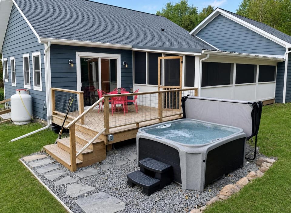 Hot Tub, Fire Pit, Ping-Pong & Fenced Yard Dogs House in New York