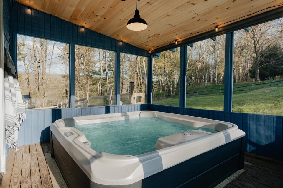 1930's Vintage Cabin Hot Tub Kohler Cabin Cabin in Delaware