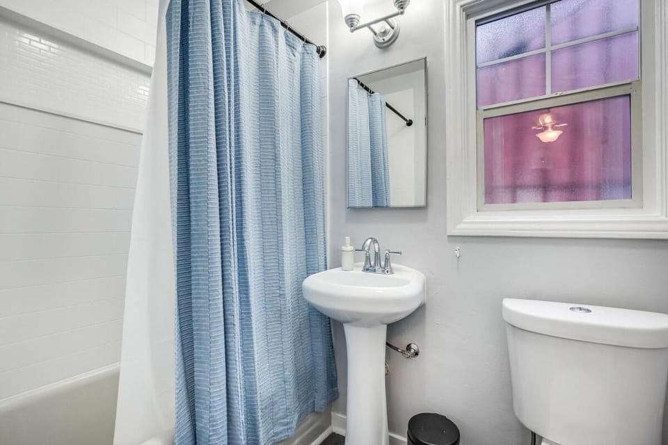 Remodeled 1BD 1920s Craftsman 1666 Apartment in San Diego