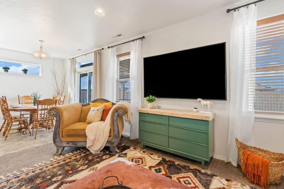 Western Explorer Two Homes Sleeps 20 House in Caldwell