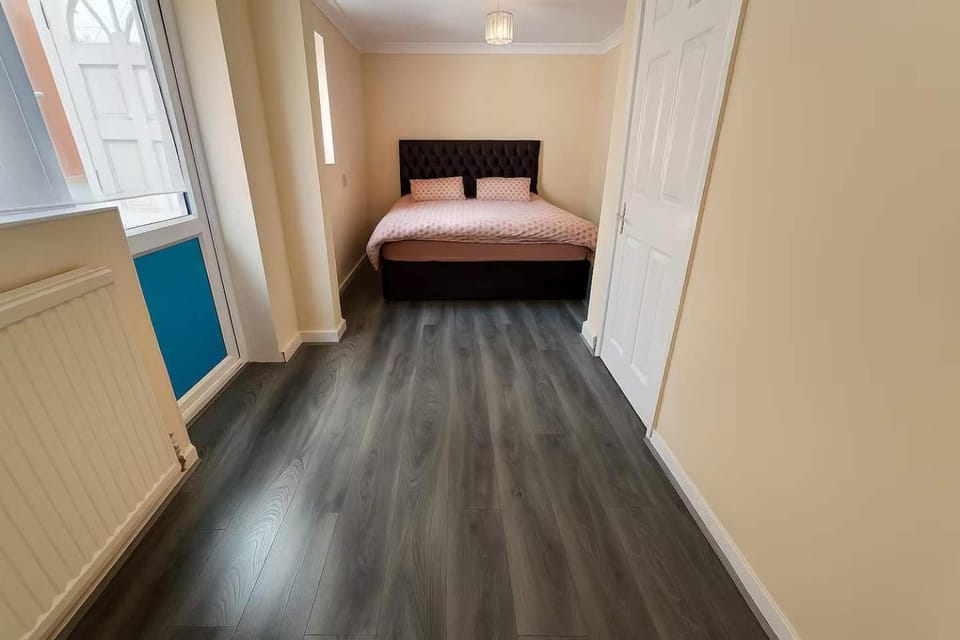 Spacious 4 Bed Contractor House Free Parking House in Maidenhead