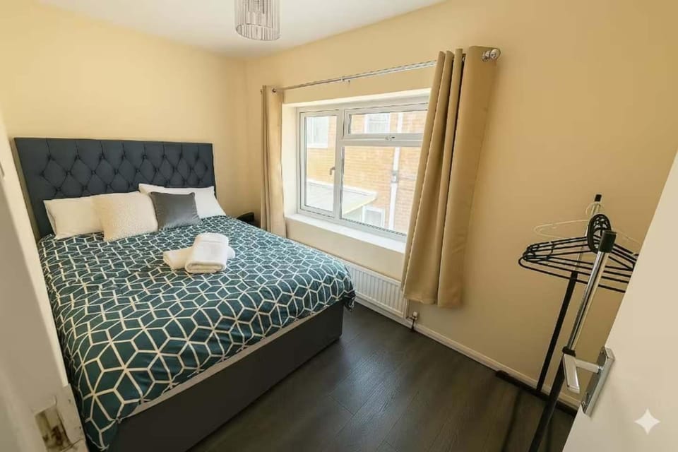 Spacious 4 Bed Contractor House Free Parking House in Maidenhead