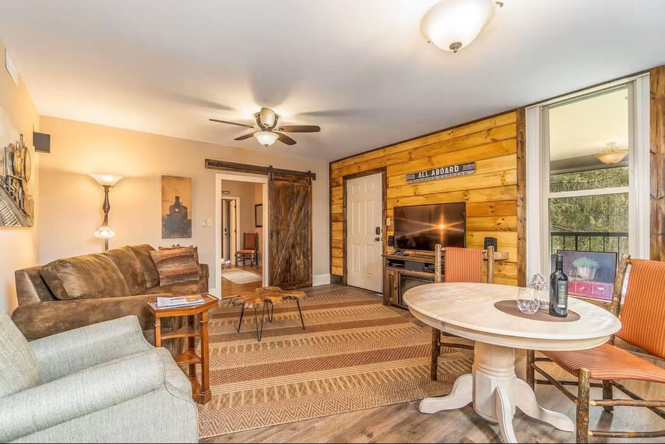TV and multimedia, Living room, Photo of the whole room, Seating area, furniture