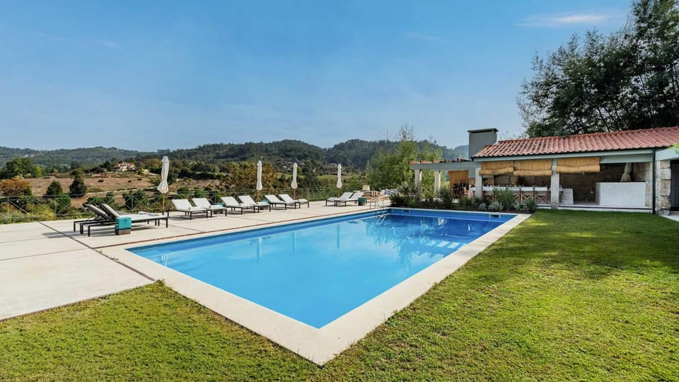 Riverside Heritage Douro Villa with Pool and Views Villa in Porto District
