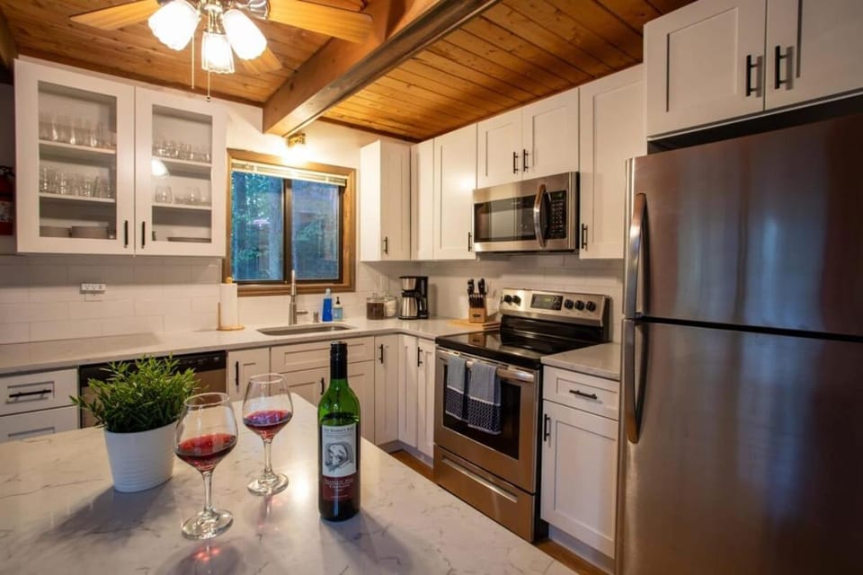 Coffee/tea facilities, Kitchen or kitchenette, oven, pet friendly, stove, toaster