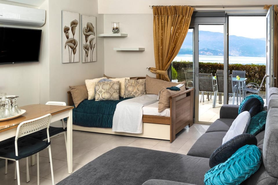 TV and multimedia, Living room, Seating area, Sea view