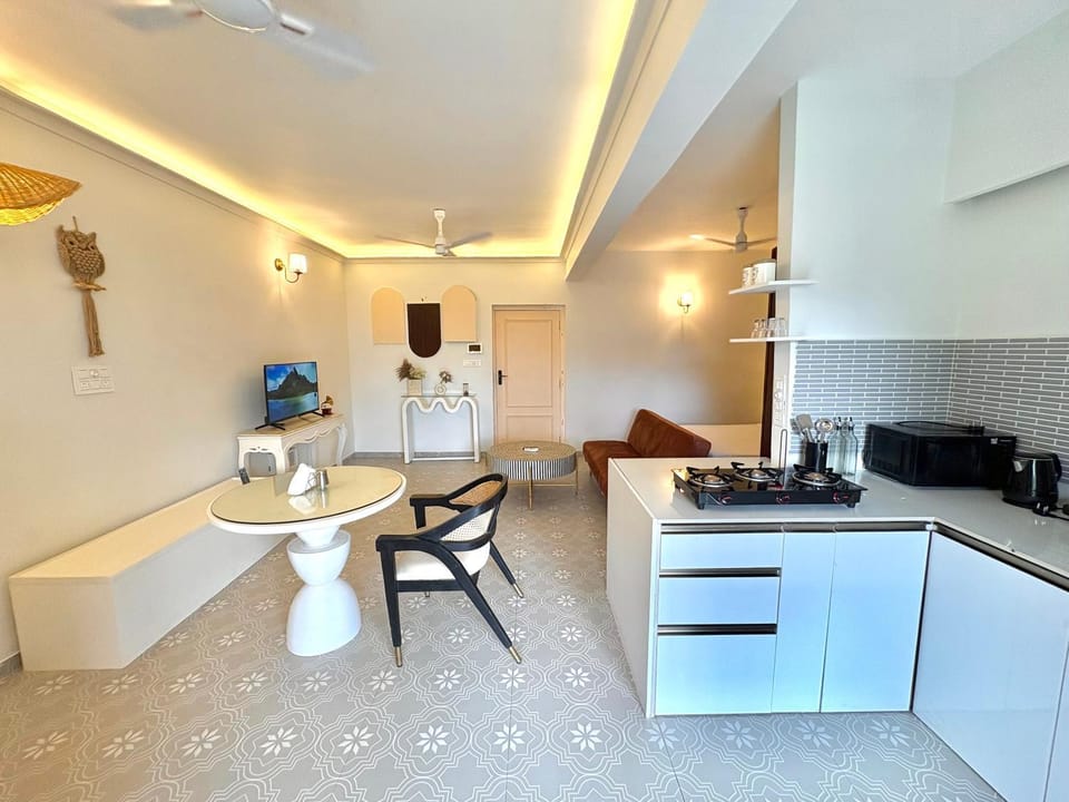 Kitchen or kitchenette, Dining area, stove