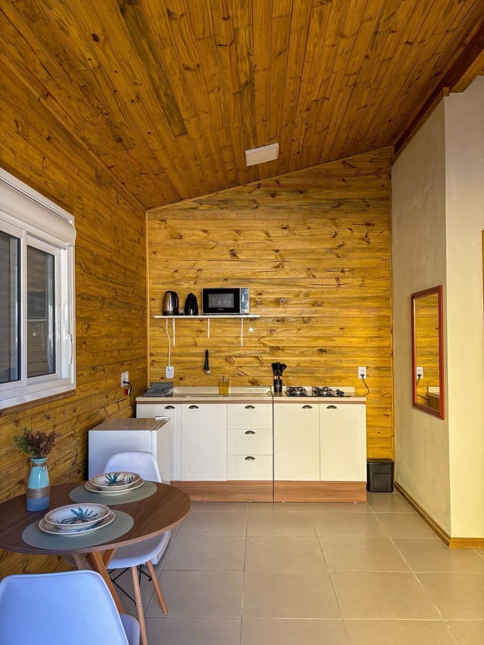 Coffee/tea facilities, Kitchen or kitchenette, Dining area, minibar, stove
