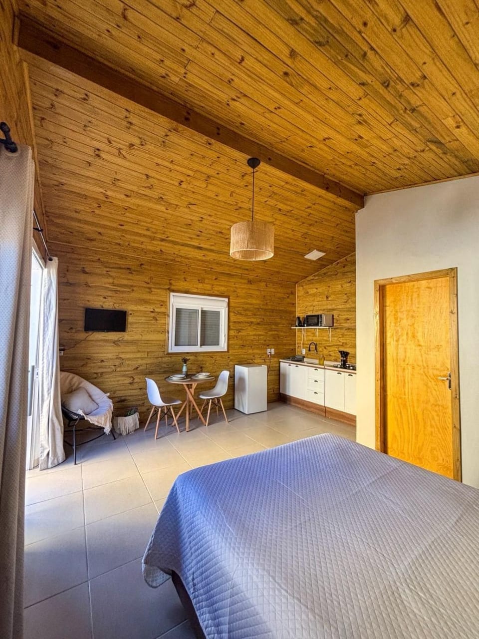 Bed, TV and multimedia, Kitchen or kitchenette, Photo of the whole room, Dining area, Bedroom, minibar