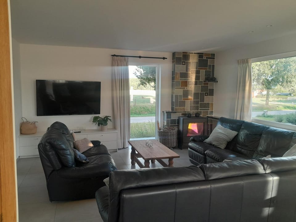 TV and multimedia, Living room, Evening entertainment