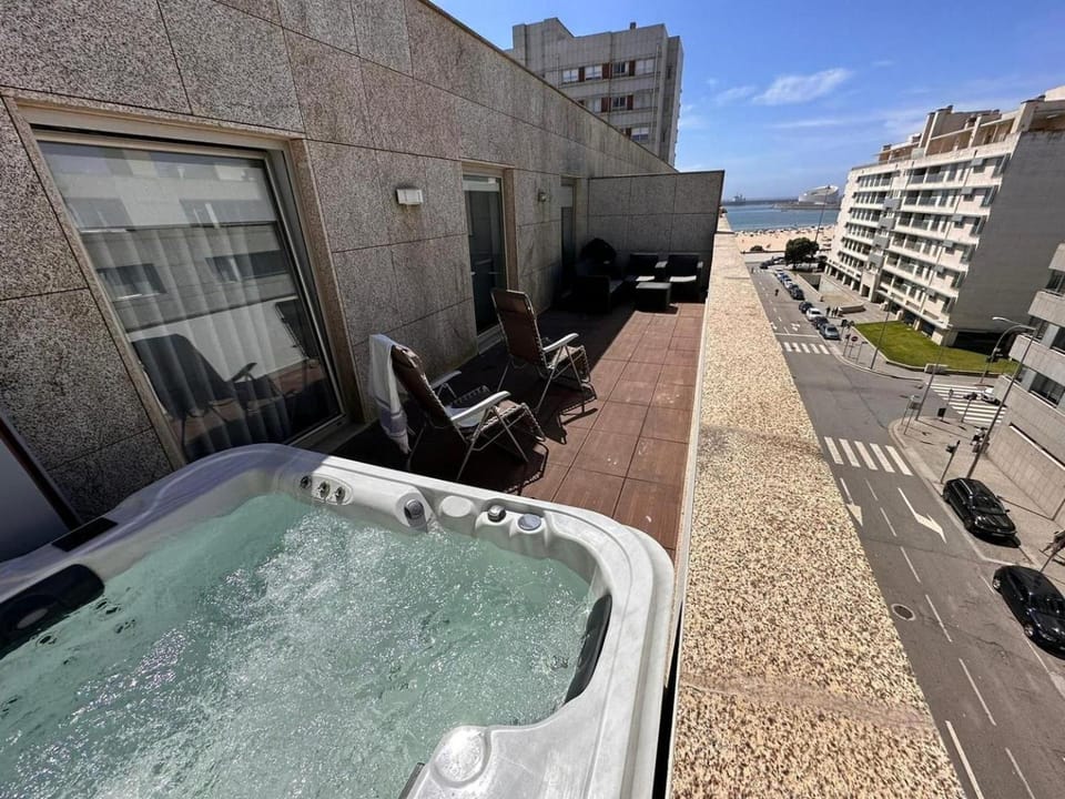 Luxury Rooftop Apartment by LuxiStay – Private Jacuzzi & Sunset Views | Matosinhos Apartment in Matosinhos