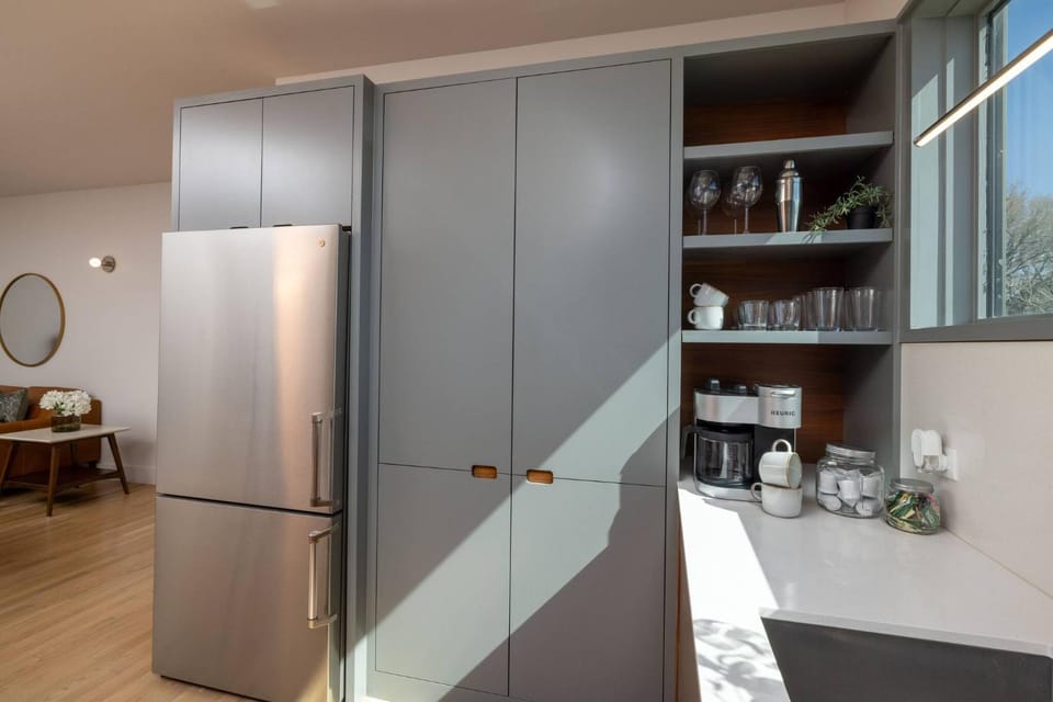 Coffee/tea facilities, Kitchen or kitchenette, microwave, oven, stove, kitchen