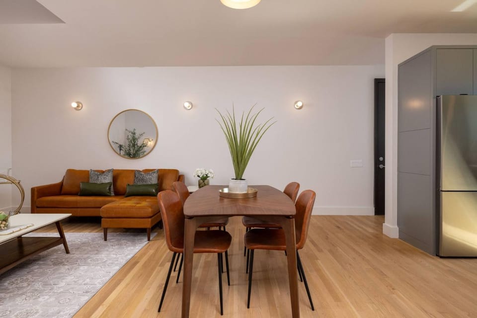 Kitchen or kitchenette, Living room, Seating area, Dining area