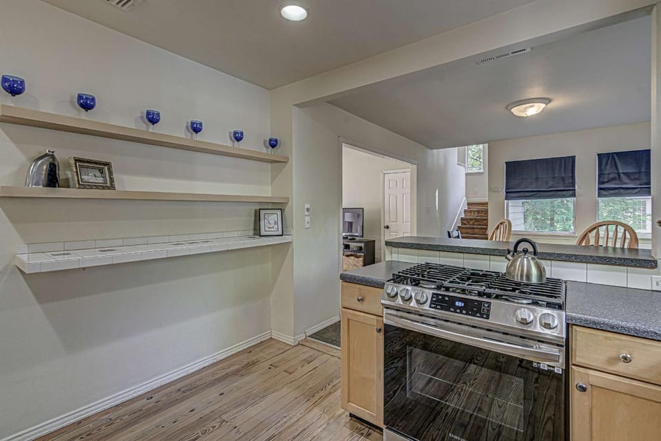 3BR - King Suite Backyard & Fire Pit House in Austin