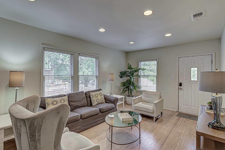 3BR - King Suite Backyard & Fire Pit House in Austin