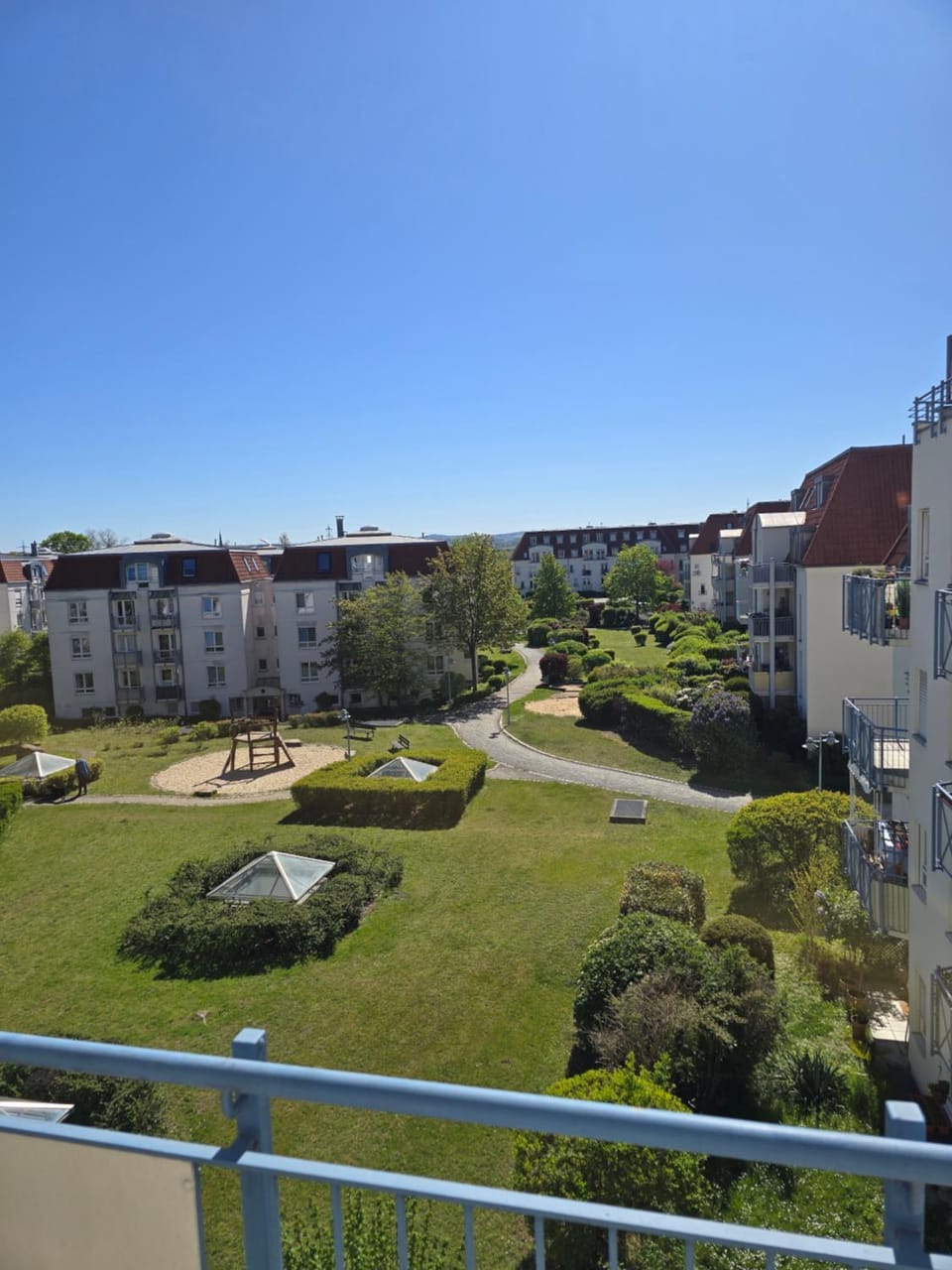 Property building, Spring, Day, Natural landscape, Garden, Balcony/Terrace, City view, Garden view