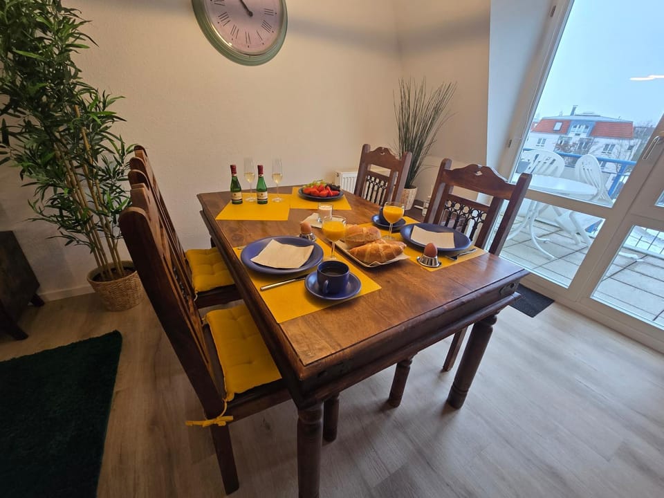 Photo of the whole room, Dining area