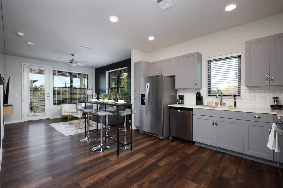 Cozy 2BR w Pool Gym Near Rvrwalk Dome Conv Ctr Apartment in San Antonio