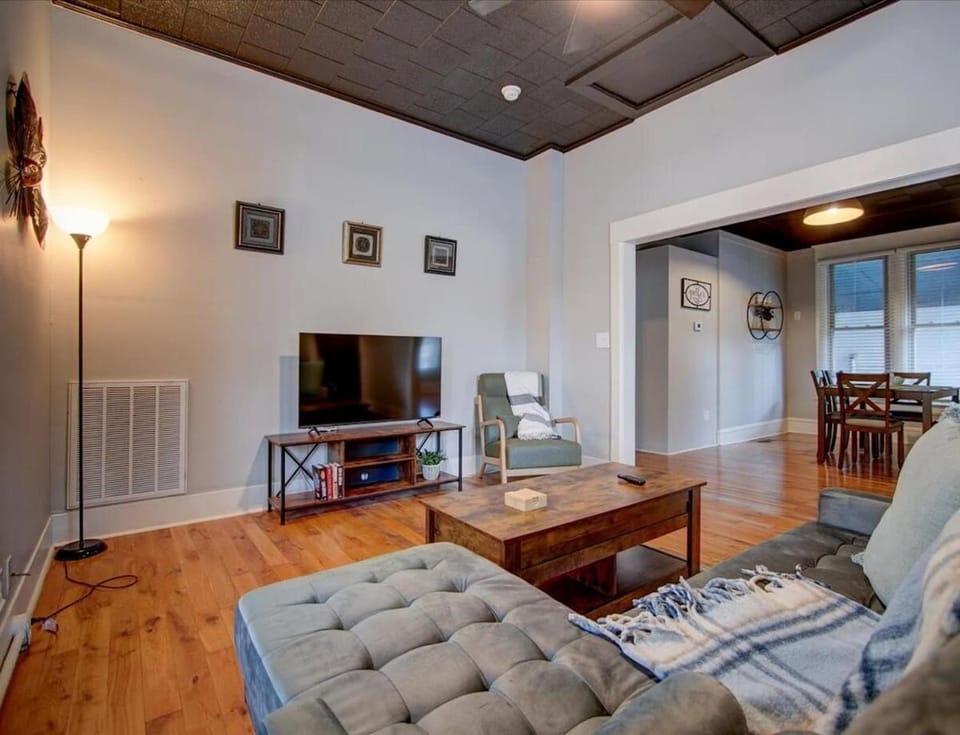 Modern Park Avenue Cottage in Hot Springs House in Hot Springs