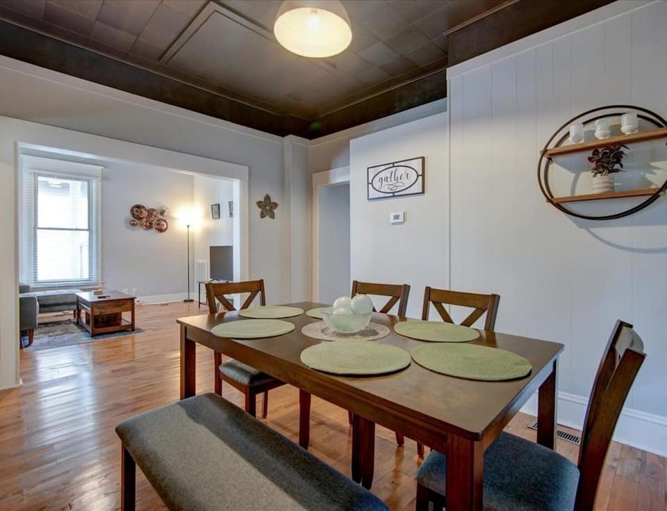 Modern Park Avenue Cottage in Hot Springs House in Hot Springs