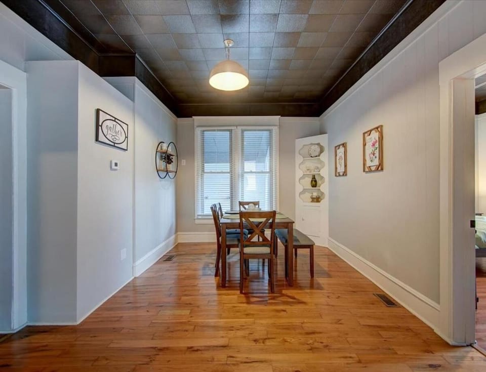 Modern Park Avenue Cottage in Hot Springs House in Hot Springs