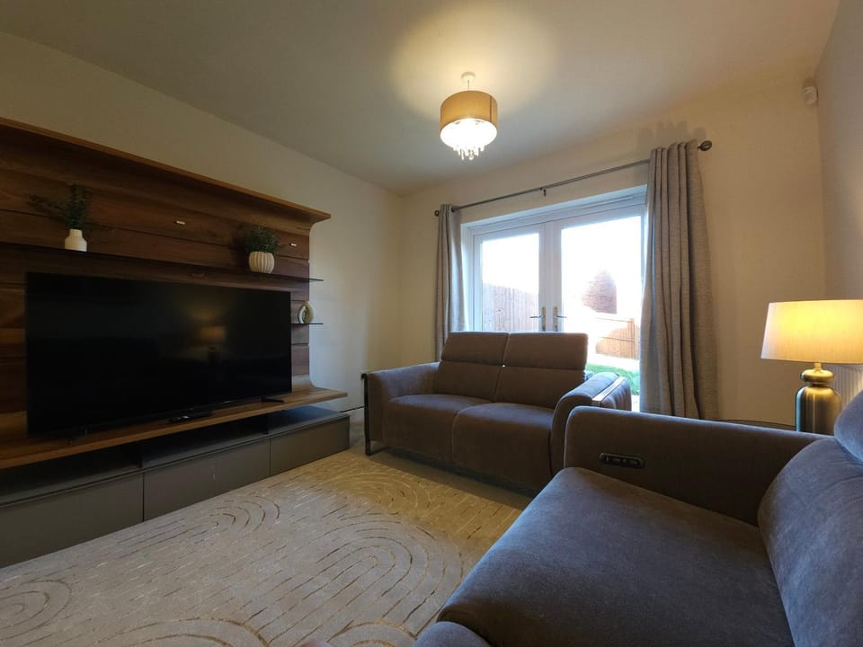 TV and multimedia, Living room, Lounge or bar, Seating area