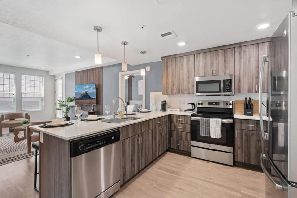 Bright 2BR 2BA Stay in SLC w Balcony Apartment in Salt Lake City